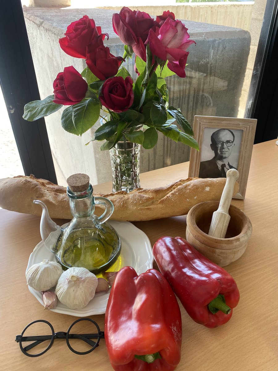 IAlcalaten's tweet photo. HOMENATGE A ESTELLÉS

Avui el Departament de Valencià en el centenari del naixement del poeta Estellés ha volgut retre-li un xicotet homenatge a l’entrada del nostre centre. @VicentAEstelles @fundcVAEstelles https://t.co/zS20K8VIpu