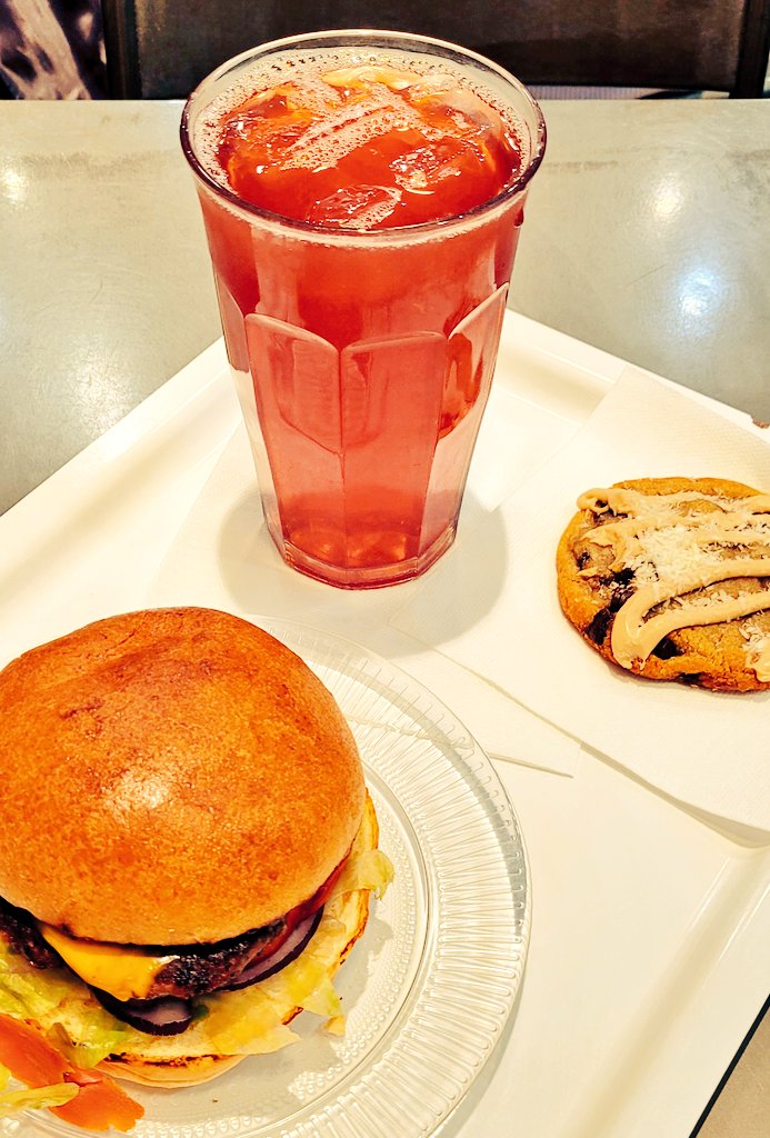 🍒🍔🍪 La gourmandise, c'est réveiller les sens un peu engourdis 🍒🍔🍪 
#GoodVibesOnly