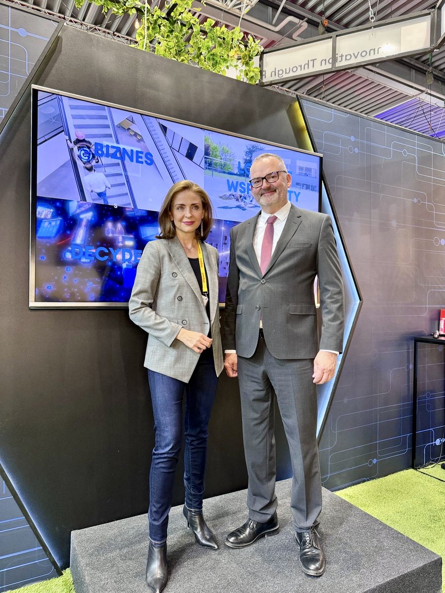 ⁦@joannamucha⁩ , Vice-Minister at ⁦@MEN_GOVPL⁩ , came by our #swisstech pavilion to discover how Switzerland works with partners abroad to boost innovation. We are looking forward to deepening our collaboration with Poland in education and research! 🧐 🔬
