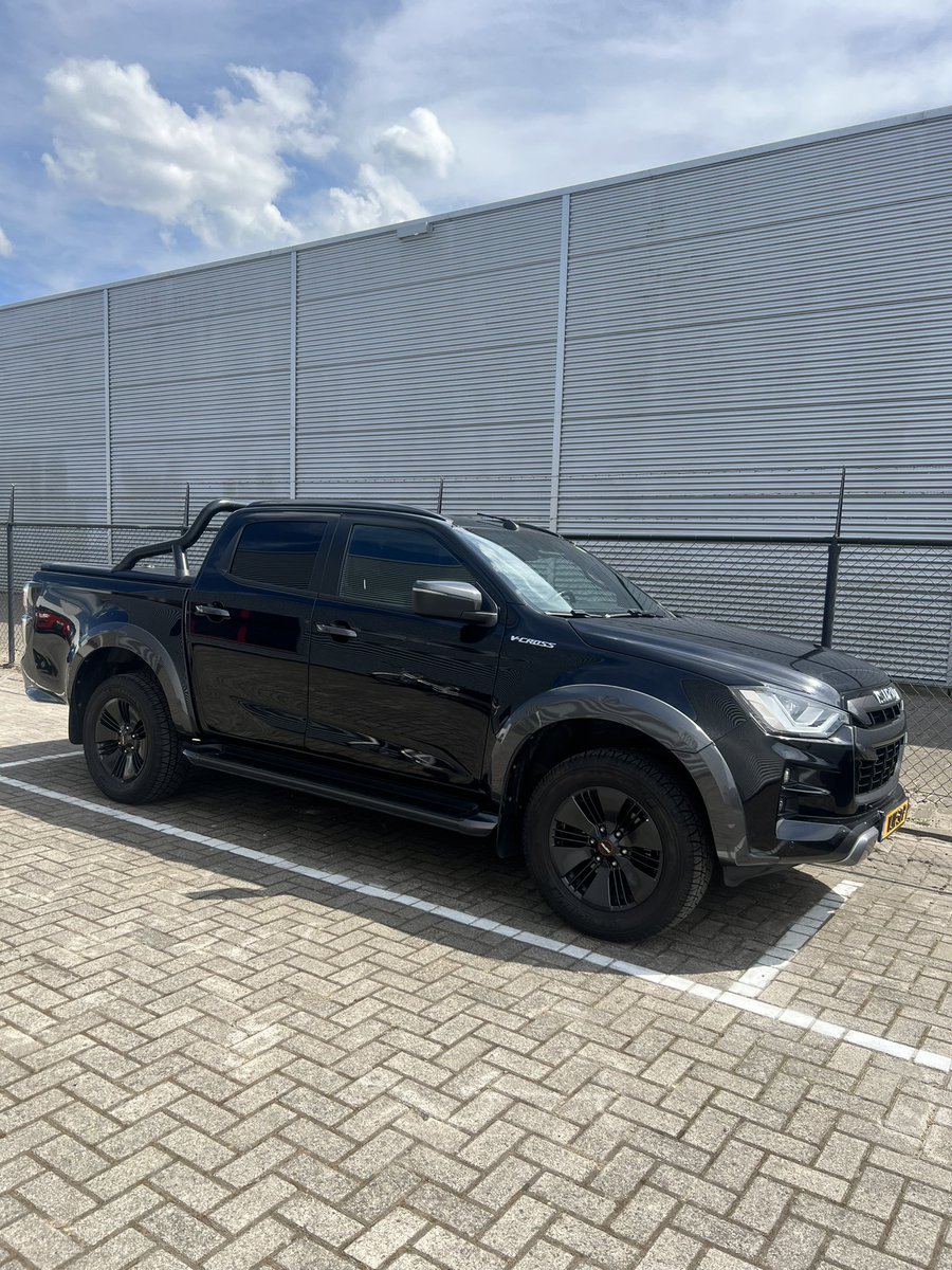 Stille_Events's tweet image. 𝐕𝐞𝐫𝐧𝐢𝐞𝐮𝐰𝐞𝐧 𝐰𝐚𝐠𝐞𝐧𝐩𝐚𝐫𝐤

Met de emissiezones in de grote steden was het voor ons tijd om weer te investeren in een nieuw, fris en schoner wagenpark!

Deze black-on-black V-Cross uitvoering is uiteraard voorzien van een schonere nieuwe Euro-6 motor. 

#isuzu