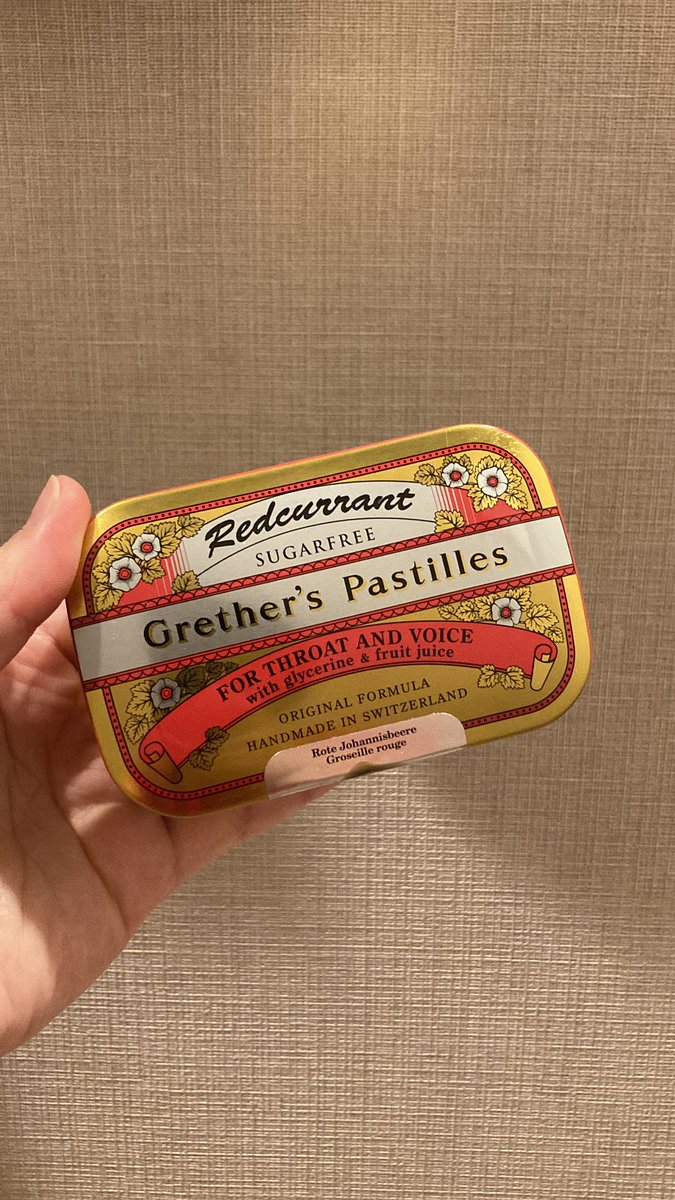 humamaroom's tweet photo. 咳が止まらない〜
スイスでの経験を活かして
のど飴とハーブティーで乗り越えようとしてる😂

スイスで買い溜めした（フォロワーさんから教えてもらったの🥺）

コレ

最後の一箱あけちゃう🥺🤍

ほんとはお土産用でいっぱい買ってたんだけどね

結局自分用になった🫣 https://t.co/IxoKeZfjUz