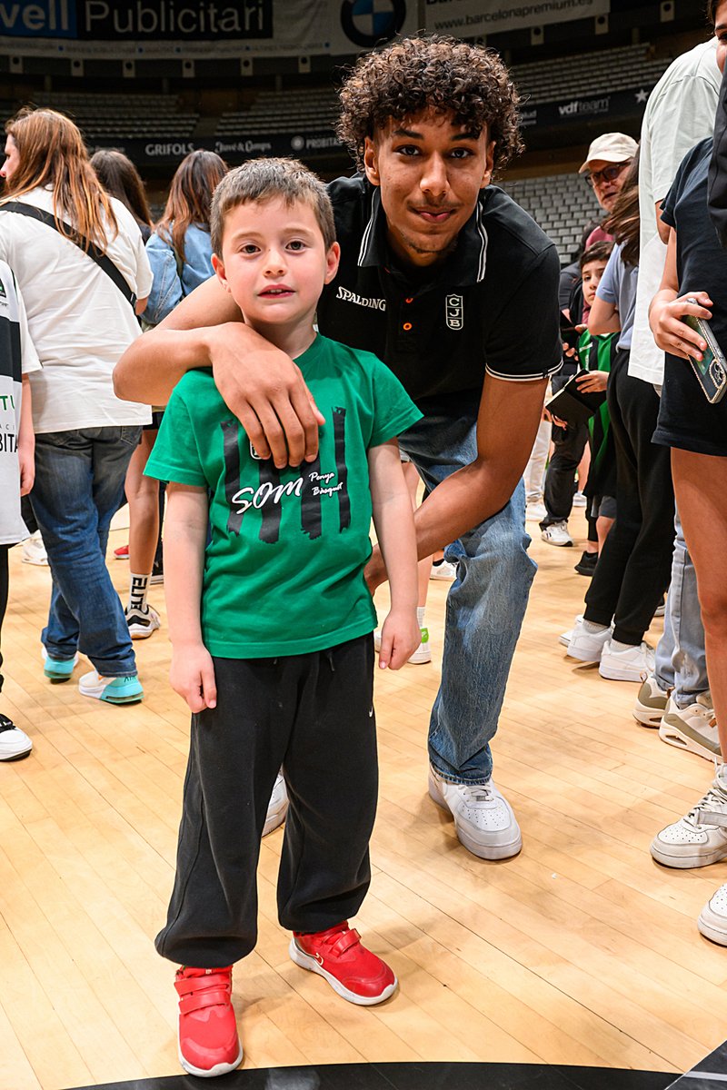 😃 Ens agrada molt tenir els més petits ben a prop. Força Penya! 💚🖤 #BadalonaÉsFutur