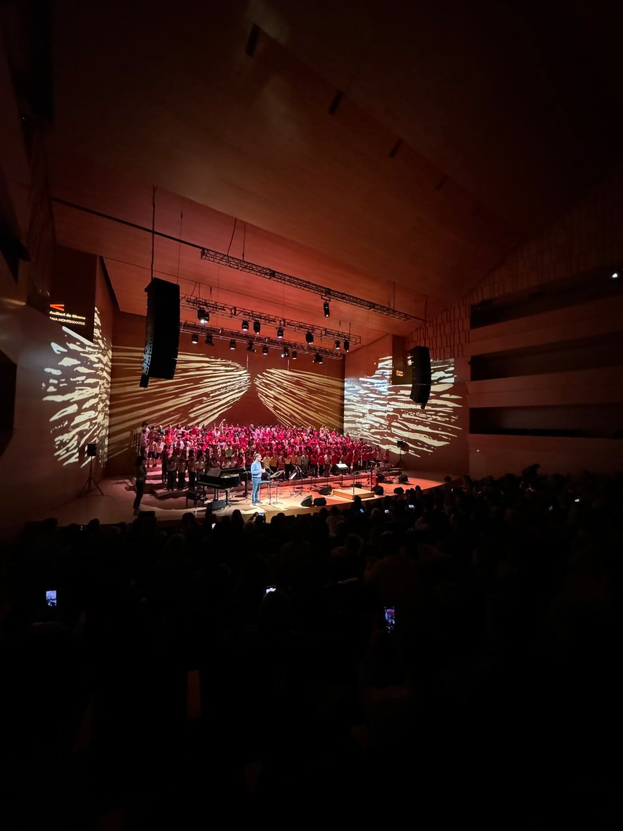 Aquesta setmana, un miler d'alumnes d'educació primària han participat en la 26a edició de #TotsJuntsaCantar amb la cantata 'Som minairons!'🎶 👉Una activitat liderada per l'Escola Municipal de Música de Girona en el marc del projecte #AuditoriObert.