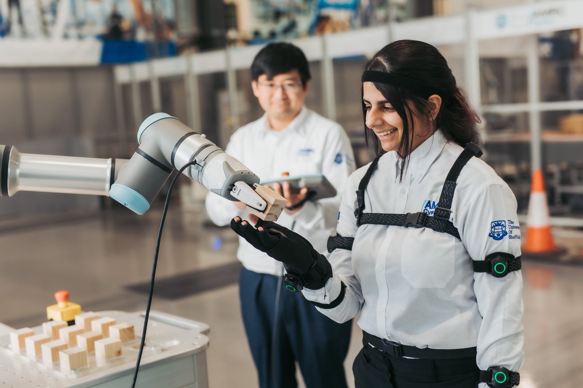 ✍ 'Simplified funding models, access to grants and trust to adopt new #technology are needed to get #innovation from #research centres to factories,' writes Dr Daniela Sawyer, senior theme lead for #automation at @TheAMRC for @robo_automation 📖 🔗 flickread.com/edition/html/6…