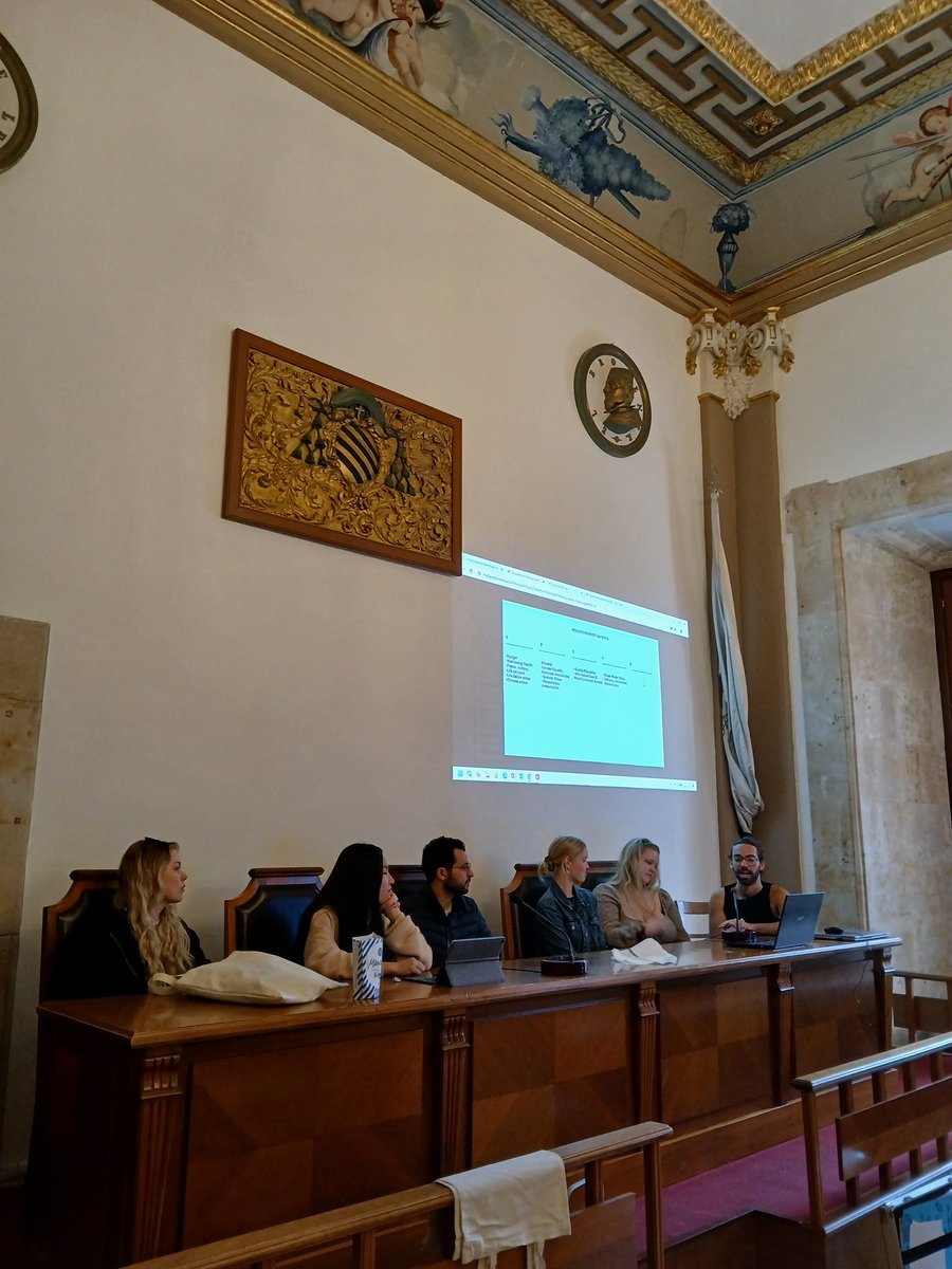 Super interessante Podiumsdiskussion von Deutschstudierenden <a href="/UniJena/">Universität Jena</a> <a href="/UniTurku/">Turun yliopisto - University of Turku</a> und <a href="/usal/">Universidad de Salamanca</a> zum Thema Nachhaltigkeit 🌍 in der historischen Aula Magna 🐸 <a href="/usal/">Universidad de Salamanca</a>. <a href="/EC2U_Alliance/">EC2U Alliance of European Universities</a> <a href="/USAL_EC2U/">USAL EC2U</a>