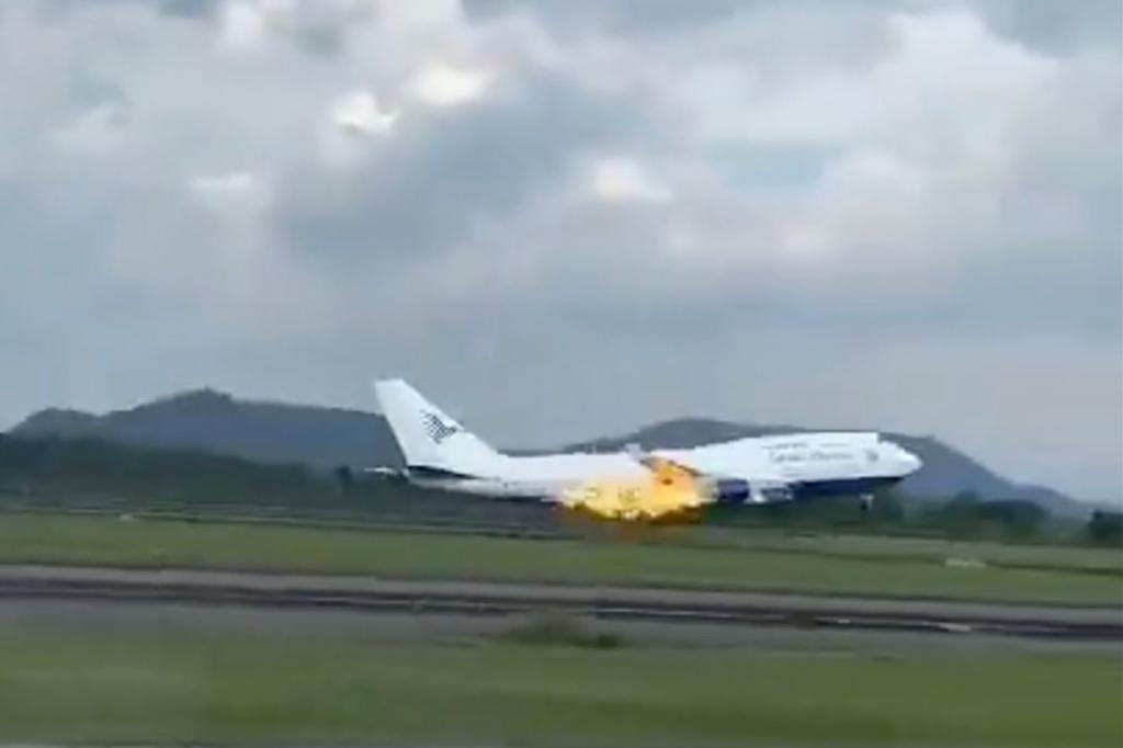 Boeing jet forced to make an emergency landing after engine catches fire trib.al/X907XB7