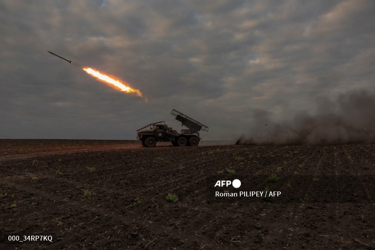 Ukrainian servicemen of the 92nd Assault Brigade fire BM-21 'Grad' multiple rocket launcher toward Russian positions, in the Kharkiv region, amid the Russian invasion of #Ukraine. 📸@RomanPilipey #AFP