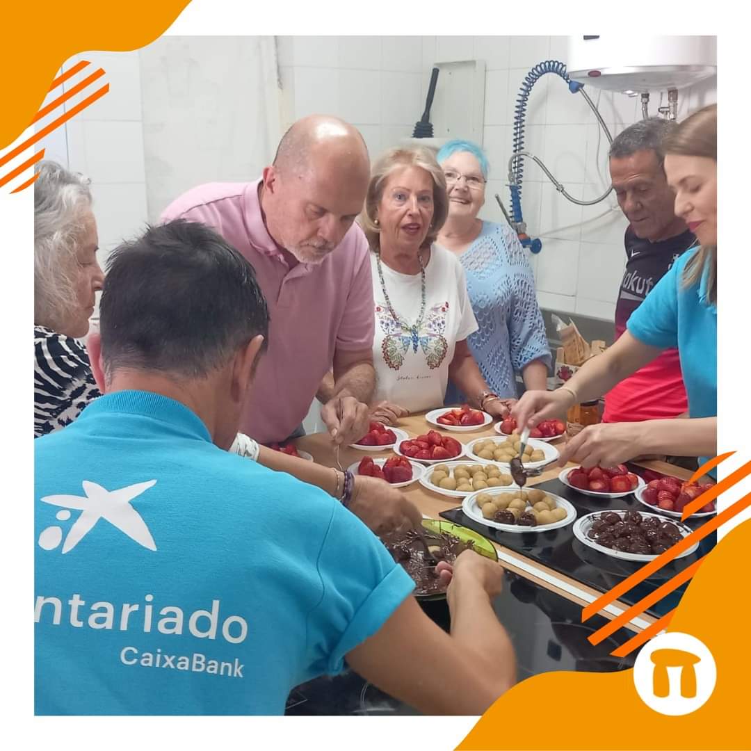 🍰 Dulces momentos en el #CorralónSantaSofía con mayores @ArrabalAID y @MalagaDDSS por el #MesSocial #CABKAcciónSocial.
Gracias al @VoluntCABK y amigas del #BancodelTiempo @MLGparticipa se elaboraron galletas de plátano y un pastel de manzana para reforzar la cohesión grupal.