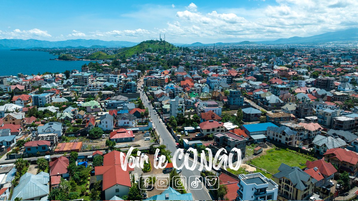 Située à l'est de la #RDC, #GOMA est une ville entourée par la majestueuse beauté du lac Kivu et le volcan Nyiragongo. Malgré les défis sécuritaires persistants, elle demeure résiliente, faisant preuve d'une force admirable pour reconstruire et prospérer au milieu de l'adversité.