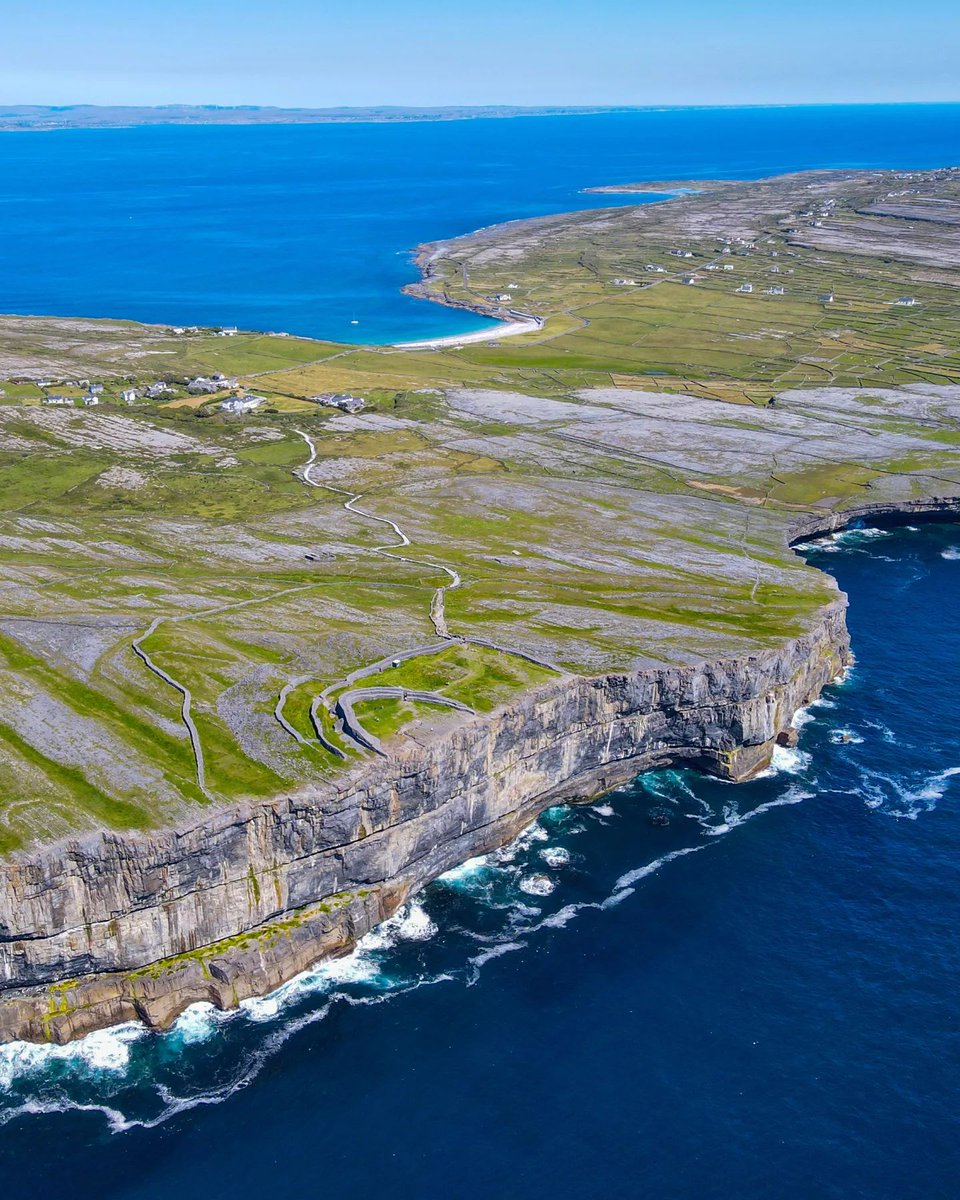 ⏳ Step back in time at Dún Aonghasa, a 3000-year-old stone fort on the Aran Islands! Ready to be transported to prehistoric Ireland? Tap this link 👉 bit.ly/3ULk4r9 📸 flying.hiker [IG] #KeepDiscovering #WildAtlanticWay