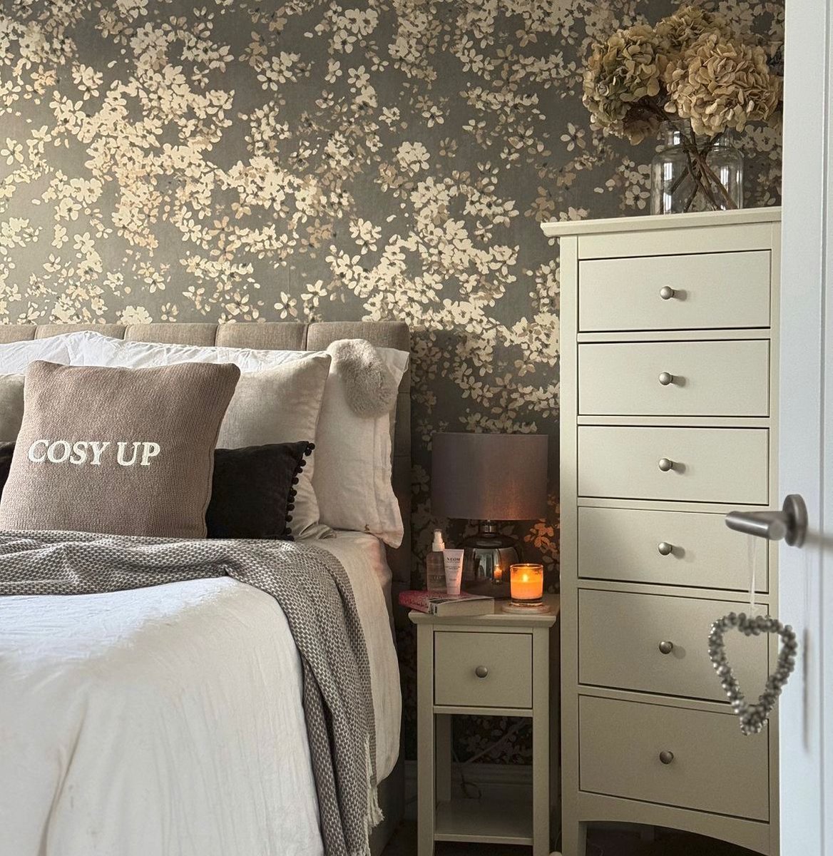 Cosy and chic - I don't think we would ever leave bed! 📸 @beeing_at_home - get a similar look by shopping our Staples & Co Bloomsbury Headboard: brnw.ch/21wJPJ7