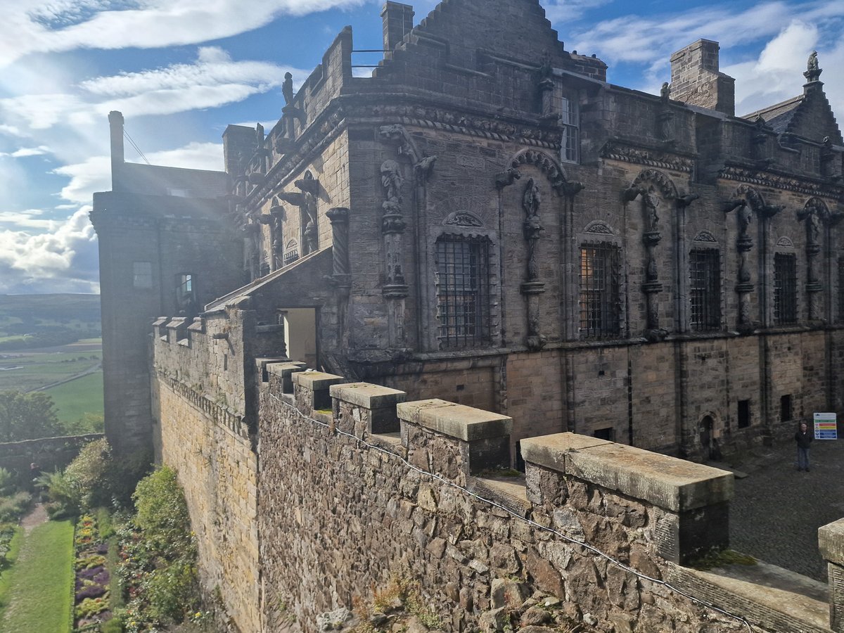 We don't always get sunny days here in Scotland, but when we do we really put on a show! 🏰🌞