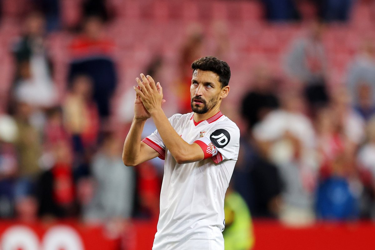 𝑬𝒍 𝒂𝒅𝒊𝒐́𝒔 𝒅𝒆 𝒖𝒏𝒂 𝒍𝒆𝒚𝒆𝒏𝒅𝒂. Jesús Navas deja el @SevillaFC. ▪️ 688 partidos 🏆🏆🏆🏆 UEFA Europa League 🏆🏆 Copa del Rey 🏆 Supercopa de Europa 🏆 Supercopa de España #LaCasaDelFútbol