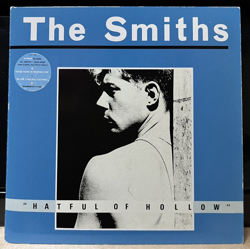 今日はThe Smiths のHatful of Hollowを聴きます🚶

1984年11月に発表したコンピレーション・アルバム！！
オリジナルアルバム未収録シングルとラジオ・セッション音源などザ・スミスのバンドとしての魅力を感じる事ができます🤩

儚いバランスの上で永遠のロックが鳴っている、、、