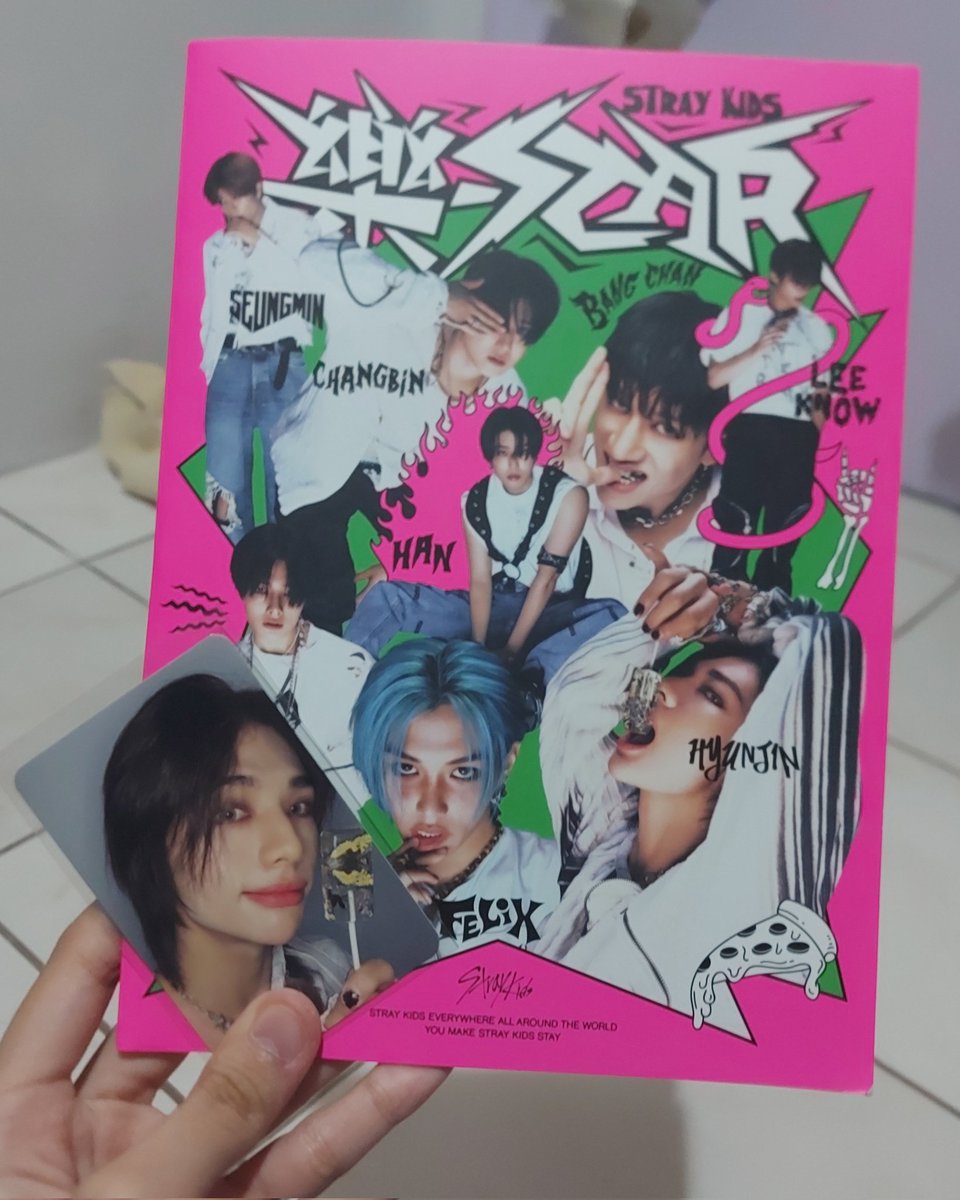 hiii, giveaway time cause it was my bday yesterday and ive been meaning to do a worldwide giveaway anyways. rock-star headliner ver, complete inclusions rules: -mbf -rt -tag 2 moots -winner will be picked on Sunday, 12 midnight, KST good luck!!