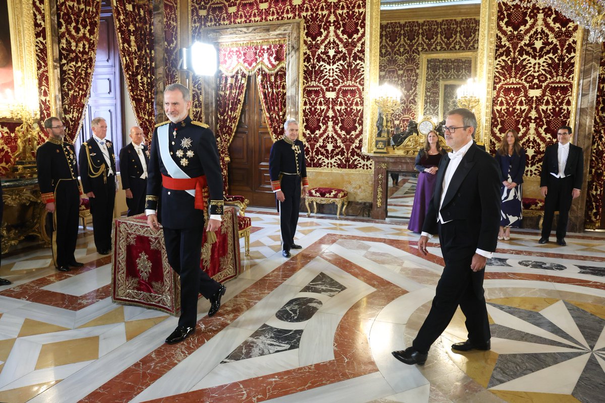 El embajador de la República de Argentina, Roberto Sebastián Bosch Estéve, hace entrega al Rey de sus Cartas Credenciales. ➡️casareal.es/ES/Actividades…