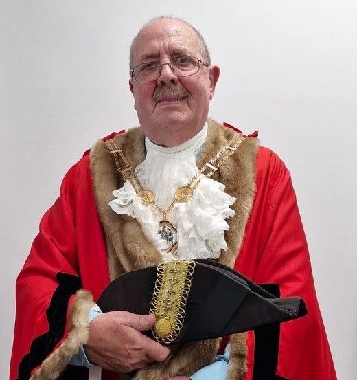 🚨 Introducing the new Mayor of Newcastle-under-Lyme 🚨 Cllr. Barry Panter is taking on the historic role for the next year 🎉 He was invested at last night’s Annual Council. His charities are Headway North Staffs and the Salvation Army. Read more: buff.ly/3V17rcS