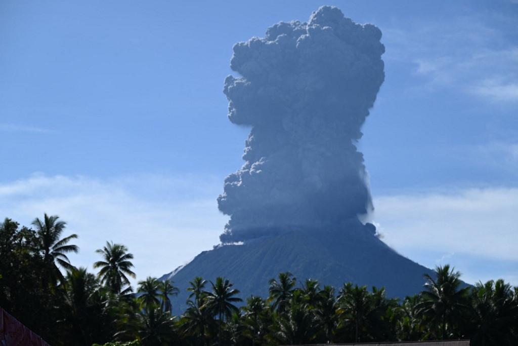 Authorities raises Halmahera volcano alert level to highest - Archipelago - The Jakarta Post #jakpost bit.ly/4dJUb40