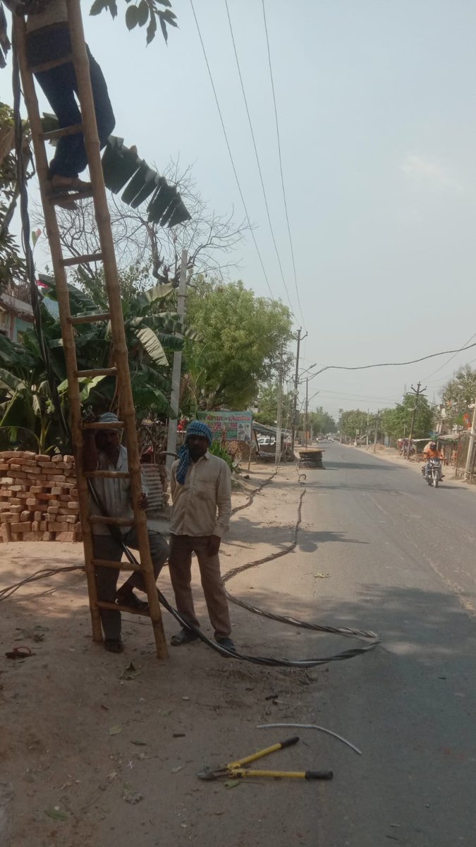 16.05.2024 जनपद-फतेहपुर में विद्युत व्यवस्था को बेहतर करने हेतु कार्यरत ऊर्जा विभाग, के उपकेंद्र राधा नगर नगर में RDSS योजना के अंतर्गत विद्युत आपूर्ति सुनिश्चित कराने हेतु जर्जर तार बदलने का कार्य किया जा रहा है। @MD_PuVVNL @ceelec_ald @UppclChairman @aksharmaBharat