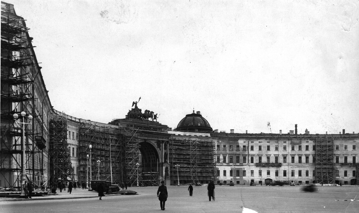 Ленинград. Дворцовая площадь. 1945 год