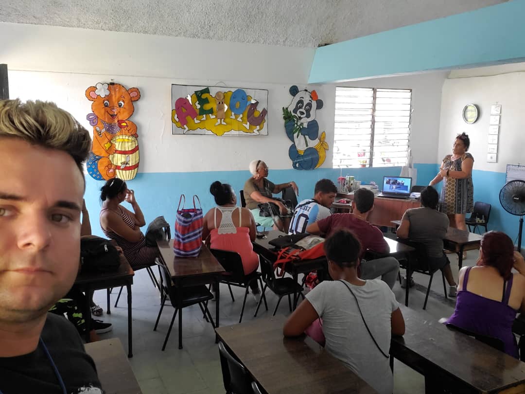 En una de nuestras instituciones Educativas E/P Carmen 
Luisa  Montiel se analiza y se debate el programa 'Hacemos Cuba #CubaMined #EducaLaHabana #EducaciónGuanabacoa #FidelPorSiempre #YoSoyMaestro @YanetHZP #LaHabanaDeTodo