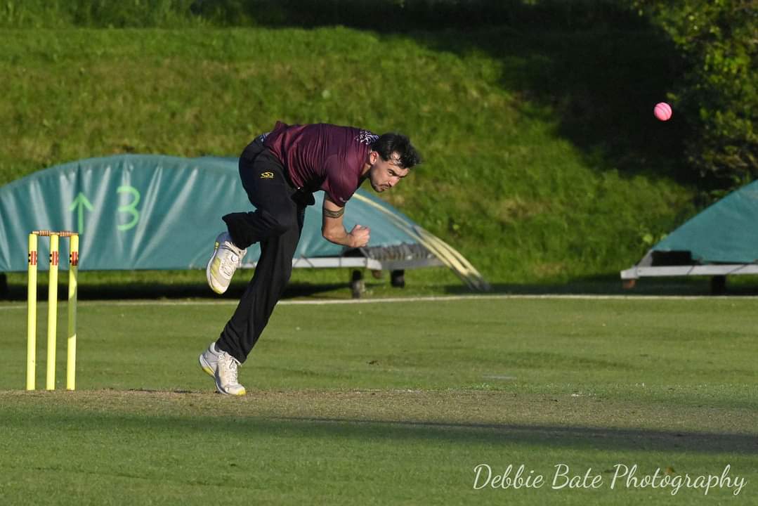 The sun came out as cricket returned to @wadebridge_cc for the first time in 2024. The 2nd XI securing a place in the next round of the Hawkey Cup by beating @LanhydrockCC by 83 runs.
More photos on this link 
debbiebatephotography.pixieset.com/hawkeycup/
Free for club or personal use.
Press pls DM