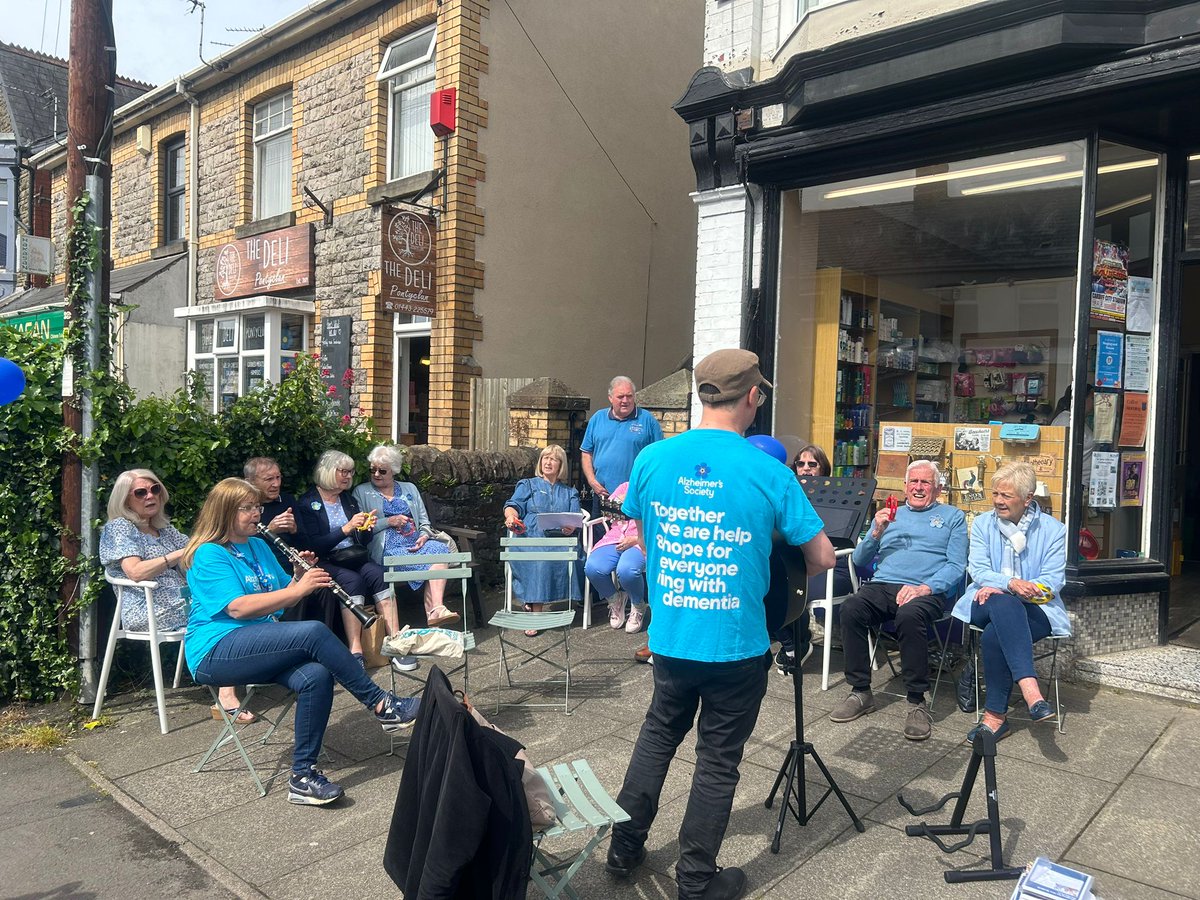 Dementia friendly pontypridd was delighted to visit Turning Pontyclun Blue this morning. Today, thanks to Pontyclun organisers, shops and @AlzSocCymru and lovely people for the Singing for the brain. Lovely singing in the sun, at heart of the community.(pics with permission)