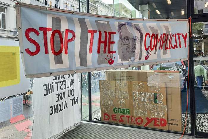 Rector Rik Van de Walle bekijkt nu toch of de samenwerking met drie problematische partners van de UGent stopgezet moet worden. Wat voor de bezetters van het UFO al twee weken duidelijk is, dringt nu ook door tot de rector.

Lees er hier alles over 👇
schamper.ugent.be/daily/rector-o…