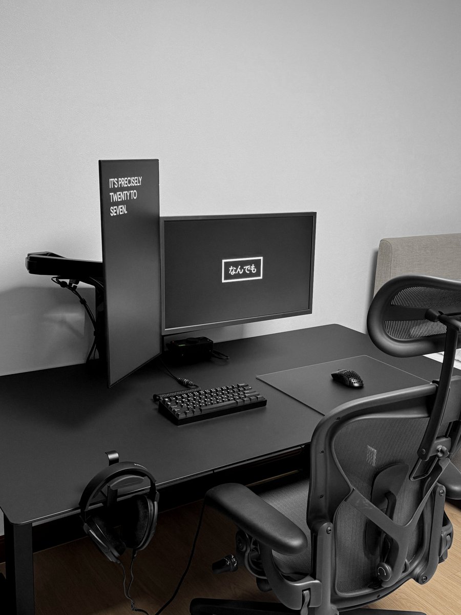 Updated All Black Desk setup ⚫️⚪️
↓ More pics & Peripherals list