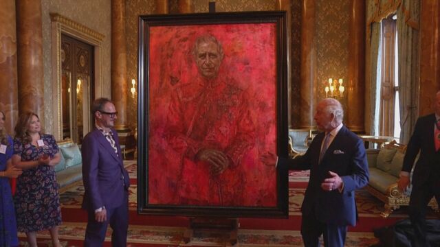 別に嫌味とか皮肉とかじゃなく、国王陛下の肖像画を何でこんなに真っ赤っかで不吉なデザインにする必要があったのかを純粋に知りたい
ご尊顔と手以外全部赤やんけ