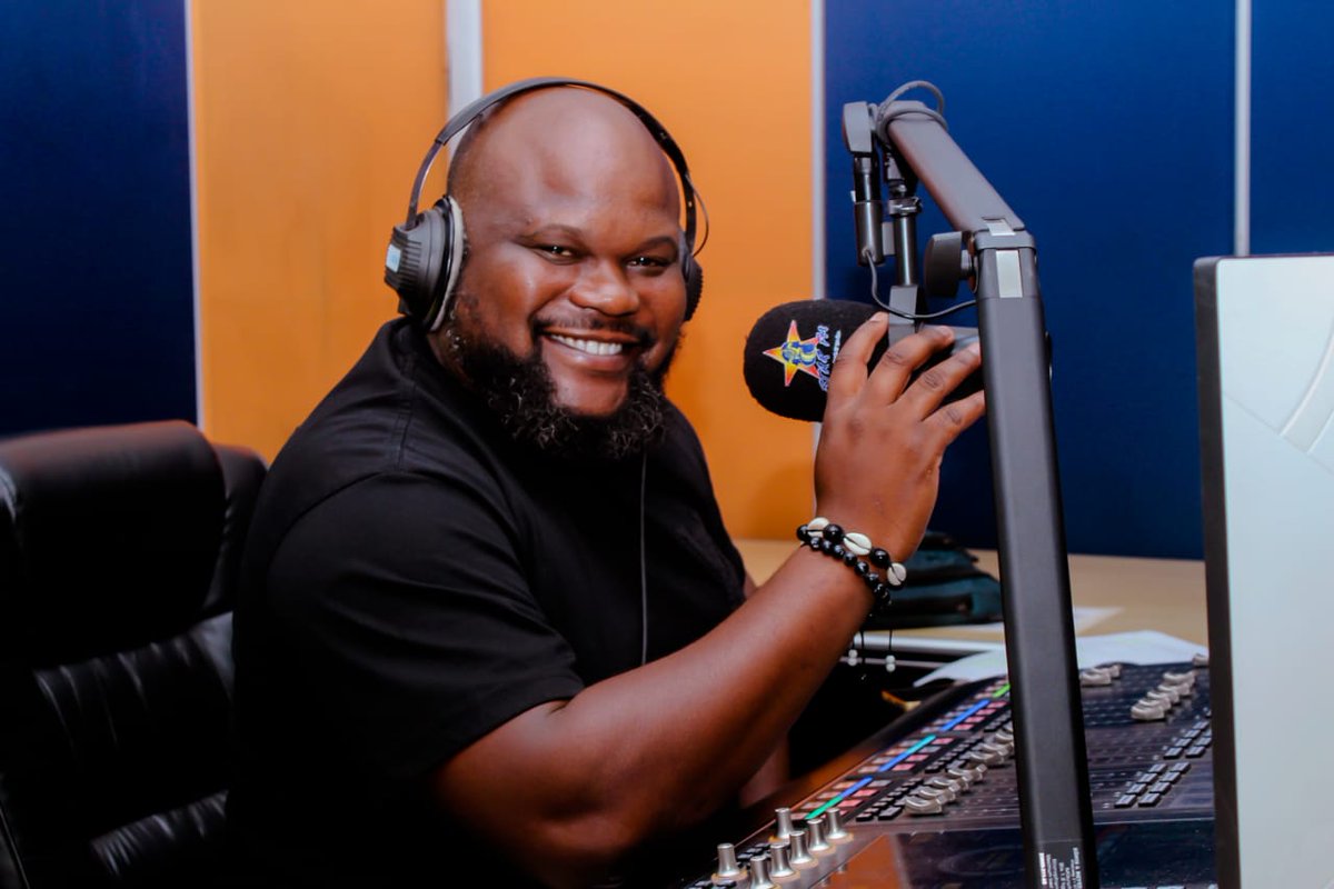 #TheCrossover #OnAirNow The Moxinator and Tatz Bless are your lunchtime radio chefs serving you: ➡Ratting And Chatting ➡Great Music ➡Fun Facts ➡Tech Tips from Oyos #TuneIn #StarFM