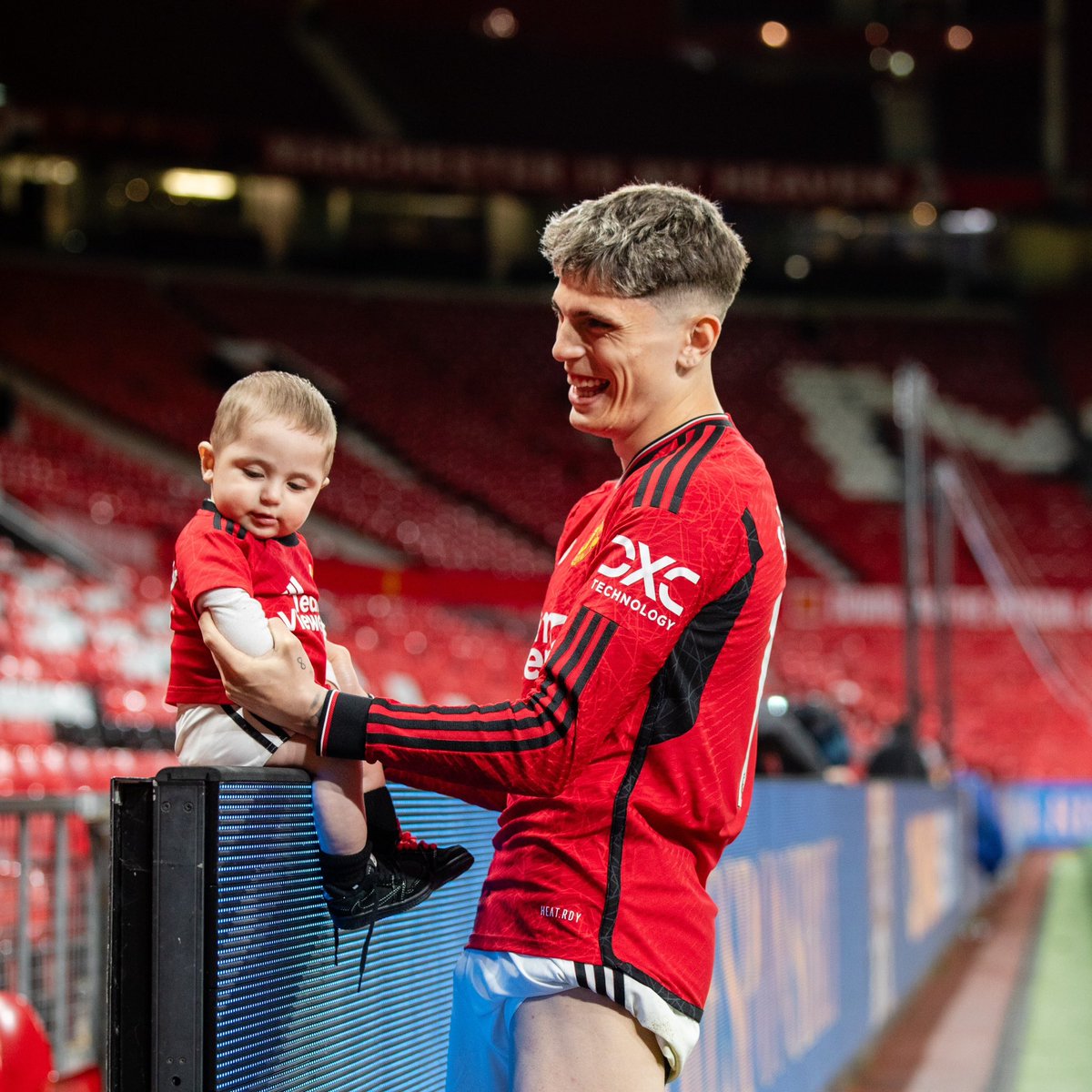 Alejandro Garnacho with his son Enzo in an empty Old Trafford after the game last night ❤️👶🏻
