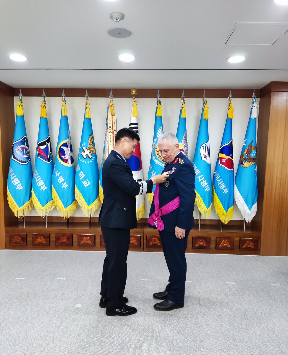 Hava Kuvvetleri Komutanı Hava Orgeneral Ziya Cemal Kadıoğlu, Kore Hava Kuvvetleri Komutanı Orgeneral Lee Youngsu’nun resmî davetlisi olarak 12-16 Mayıs 2024 tarihleri arasında Kore Cumhuriyeti’ni ziyaret ediyor. Bu kapsamda, Kore Hava Kuvvetleri Komutanı Orgeneral Lee Youngsu’ya