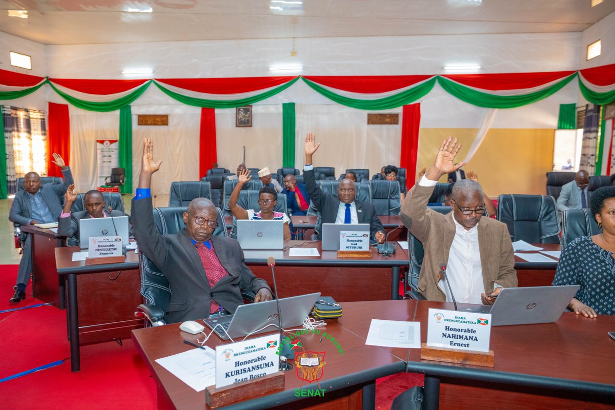 #Burundi : Lors de la séance plénière dirigée par le Président du @burundi_senat, Très @HonSinzohagera, les honorables sénateurs viennent d’adopter unanimement 2 projets de loi à savoir le projet de loi portant modification du cadre organique des administrations personnalisées de