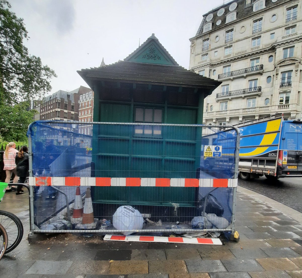 Still no change or sign of movement at Hanover Square with the green hut Taxi Shelter. @ShelterFund