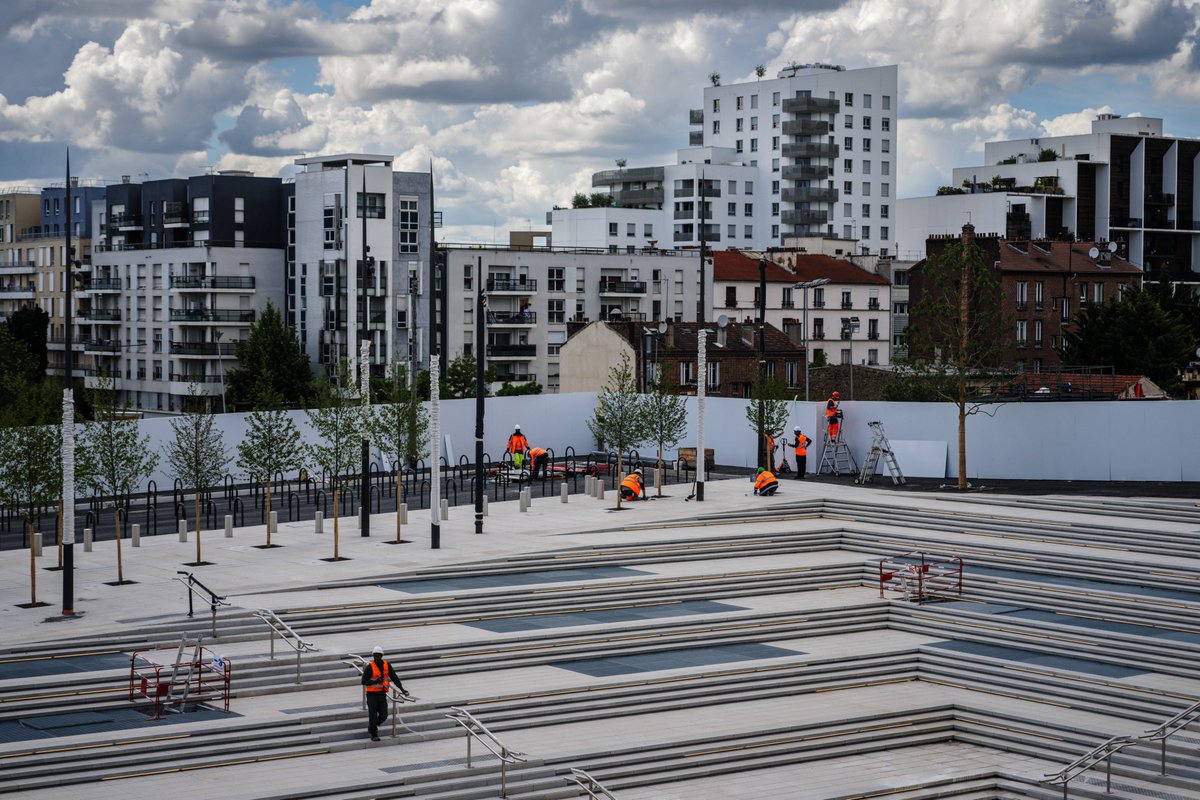 antoine_guy's tweet photo. @dilkoff D'ici 2031 la gare permettra de rejoindre tous les points clefs de la région parisienne, dont les deux aéroports et accueillera 250.000 voyageurs par jour. Une sorte de petit Châtelet au nord de Paris en gros. Et accessoirement elle dessert aussi le Stade de France pour les JO https://t.co/FQzF4EqvMU