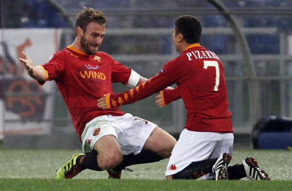 ASRomaFrancopho's tweet photo. 🎙️ David #Pizzaro: « Je suis content que De Rossi ait pris la Roma dans un moment difficile, connaissant l'endroit ce n'est pas simple. Il a fait un excellent travail, dommage qu'il ait manqué du banc, c'est ce qu'il faut quand on joue l'Europe, je suis toujours le club (...) ». https://t.co/6bcIyjiRRe