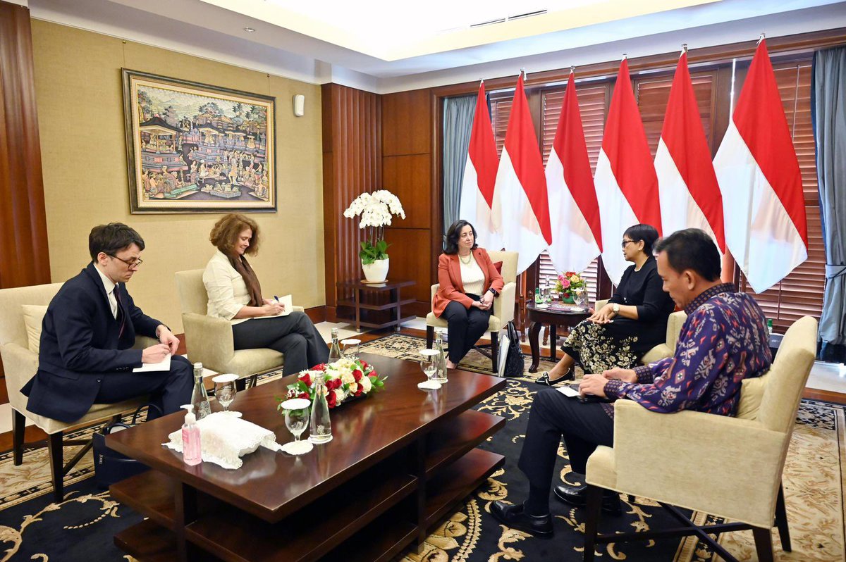 Pleased to receive @ManuelaFerro_WB, Vice President of @WorldBank for East Asia & Pacific (Jakarta, 16/5). VP Ferro appreciated the balancing role of Indonesia in the region. We also discussed many issues, incl roadmap Indonesia's membership in OECD.