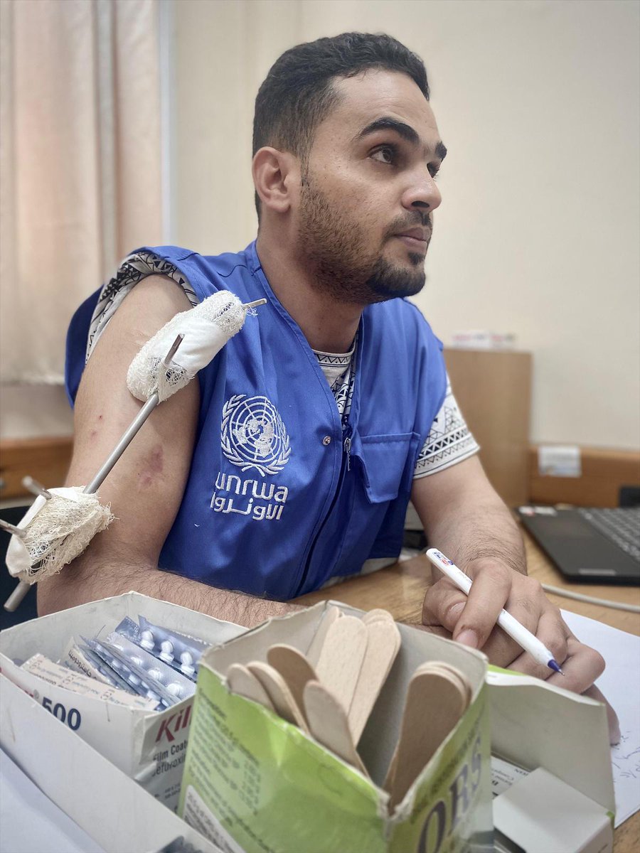 Medical professionals continue working through countless challenges to help displaced people in #Gaza.

@UNRWA doctor Yousuf is still providing critical aid despite severe injuries to his arm.

Humanitarian workers are #NotATarget and should never be.