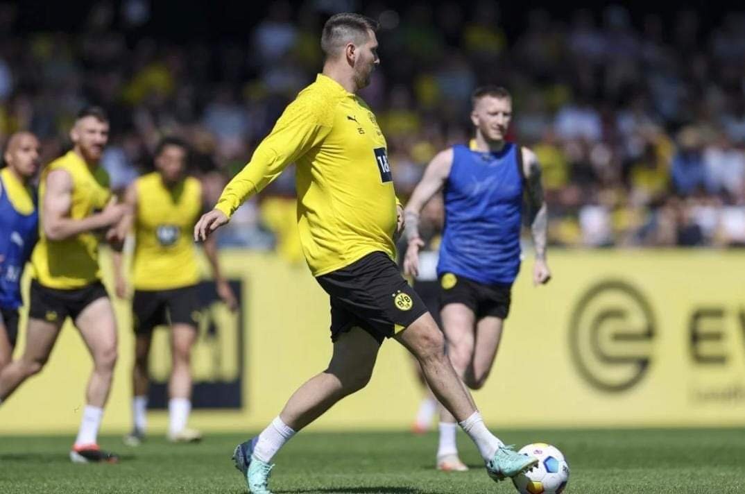 _RB1N_'s tweet image. Das crazy