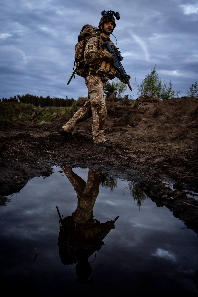 US_EUCOM's tweet image. Reflecting on readiness 🪖🇮🇹 

Our #Italian Allies are poised &amp;amp; prepared during Air Assault training for #SwiftResponse. 🪂 #AgileForces #LSGE24 #DEFENDER24

📸: NATOChannelTV