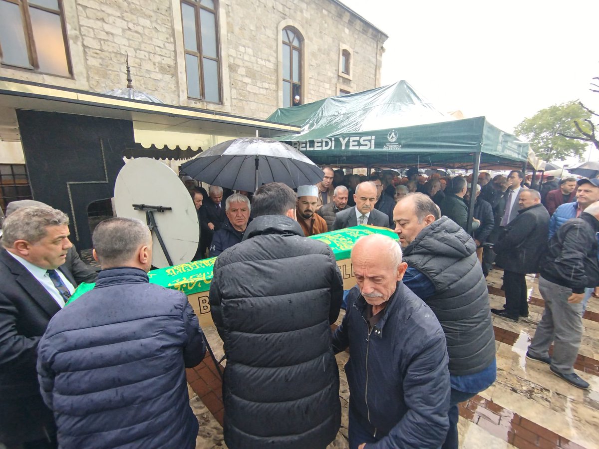 Valimiz Sayın Muammer Erol, Valiliğimiz personellerinden Esra Uyanık’ın babası Yahya Uyanık’ın cenaze namazına katılarak, ailesine ve yakınlarına başsağlığı dileğinde bulundu.