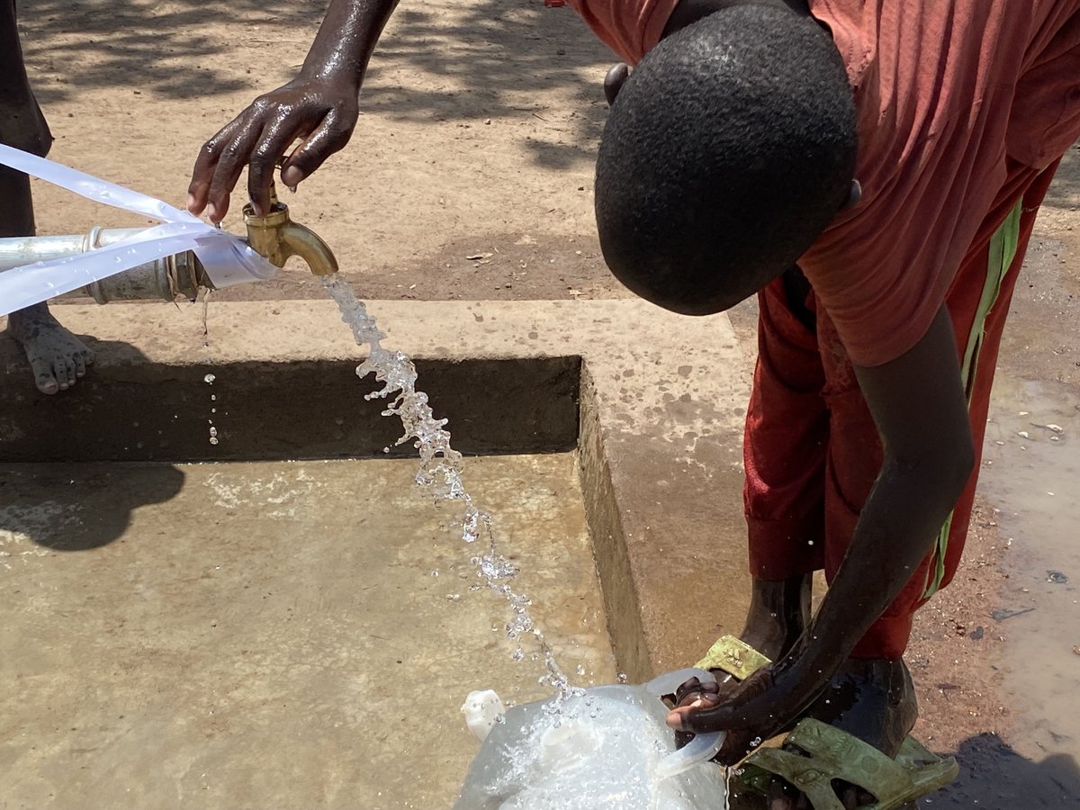 A solar-powered ☀️water facility handed over by #UNMISS to residents of the Wedwil refugee settlement, #SouthSudan🇸🇸, is expected to address water shortages, a major challenge faced by those fleeing the #SudanCrisis. More on this 'green' initiative bit.ly/3V1i3Zg #A4P