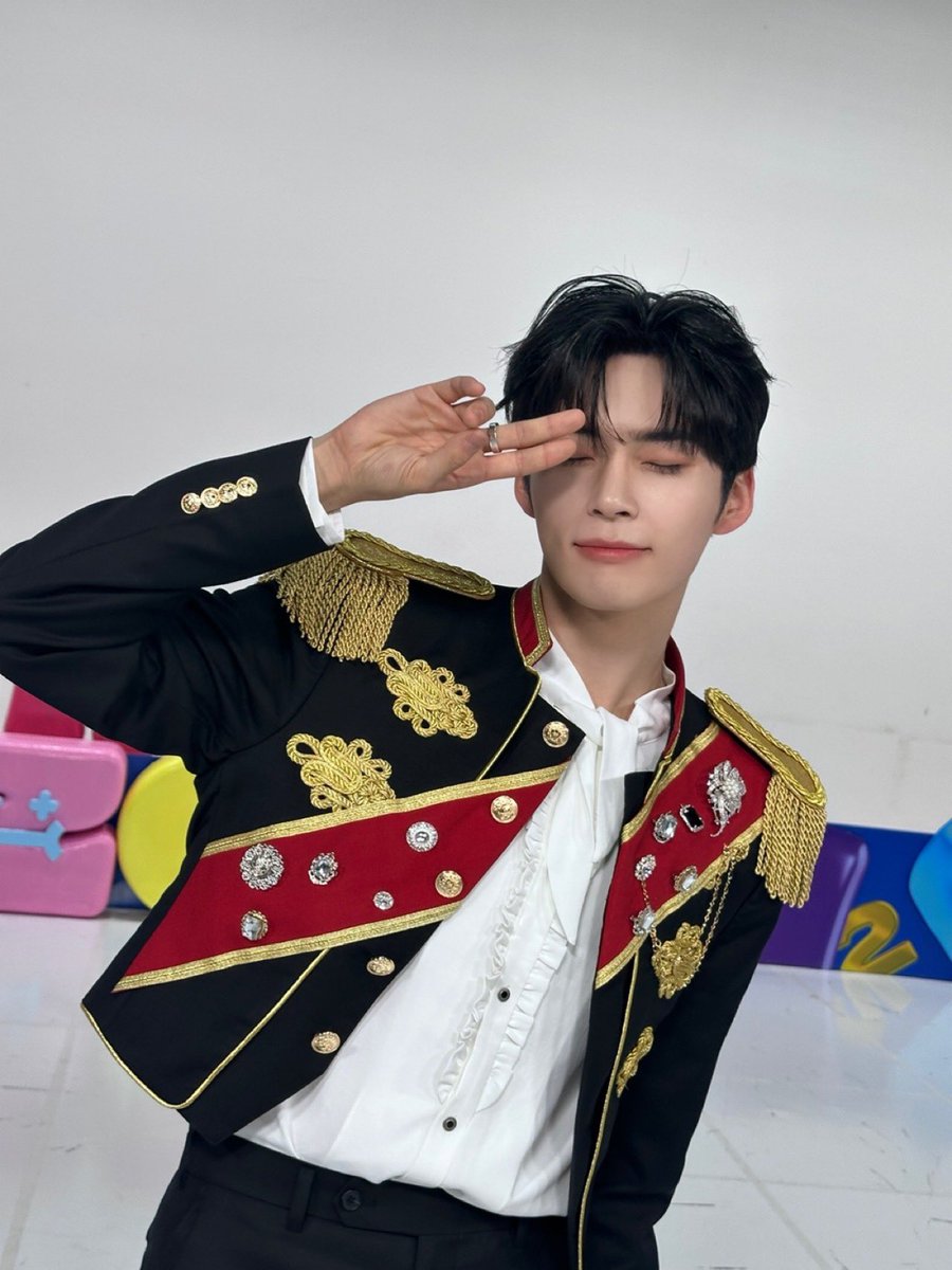 ZB1_official's tweet photo. _𝗭𝗘𝗥𝗢𝗙𝗢𝗖𝗨𝗦

이 미모에 아직도 ‘성한빈 제국’이 없다는 것은 있을 수 없는 일 아닌가요?👑⚔️ 제로즈는 해명을 기다립니다❣️

#ZEROBASEONE #ZB1 #제로베이스원 
#You_had_me_at_HELLO
#FeelthePOP #ZEROBASEONE_FeelthePOP https://t.co/9sbBkmJpXw