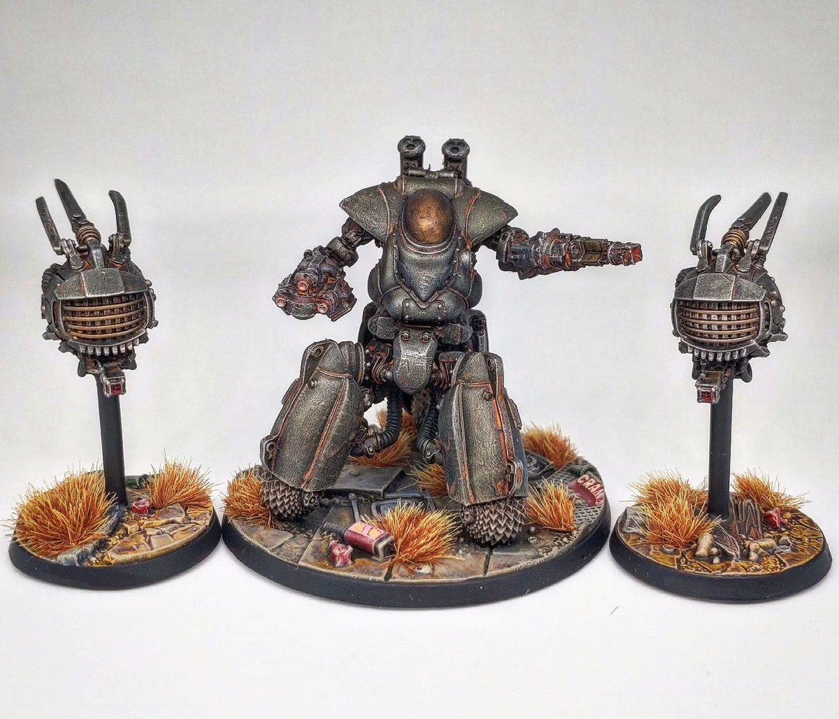 How awesome do these Fallout: Wasteland Warfare #miniatures look? 🤩 maydayminiatures on Instagram recently completed painting up this Space Sentry and Eyebots. Great work!

#falloutwastelandwarfare #fallout #modiphius #miniaturepainting #paintingminiatures #modelpainting