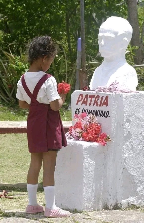 Una Flor 🌹para el Maestro que nos enseñó a amar a la Patria. #MartíVive