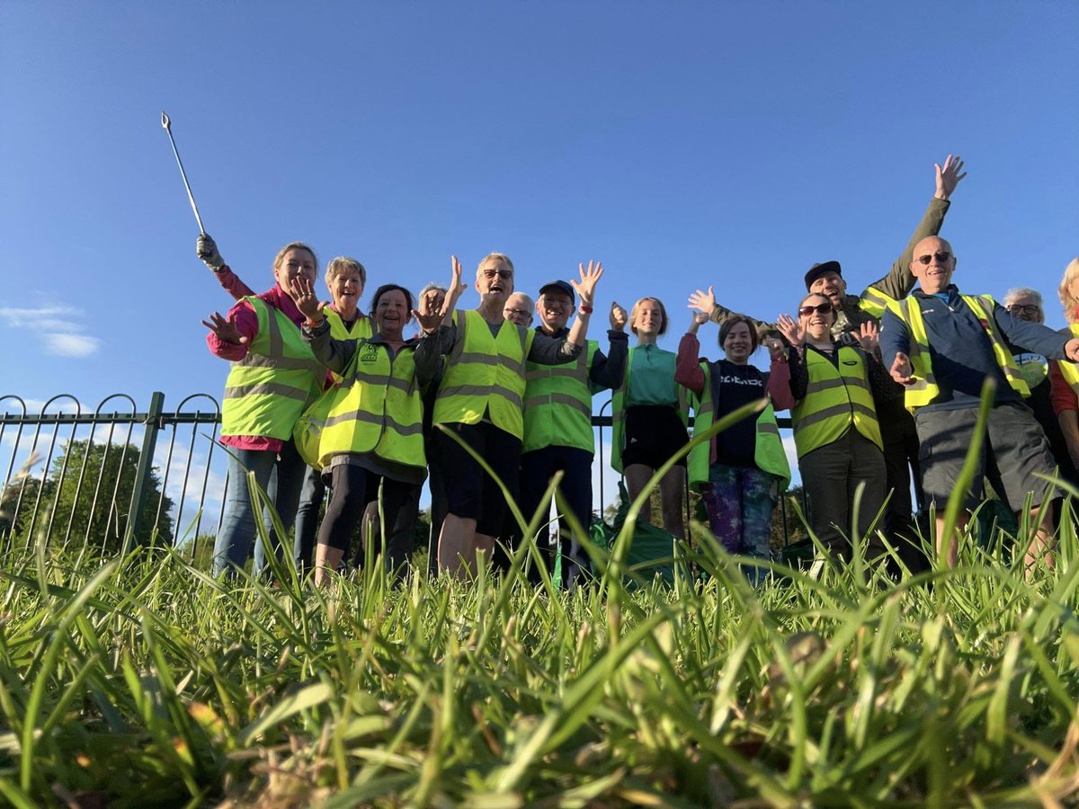@clonmeltidytown met up with Clonmel Parkrun who joined us as part of our 'Clean Clonmel Collaboration' where they took part in a #NationalSpringClean for the day!  It turned out to be a beautiful evening. Great work everyone!

#SDGsIrl #SpringClean24 #Tipperary