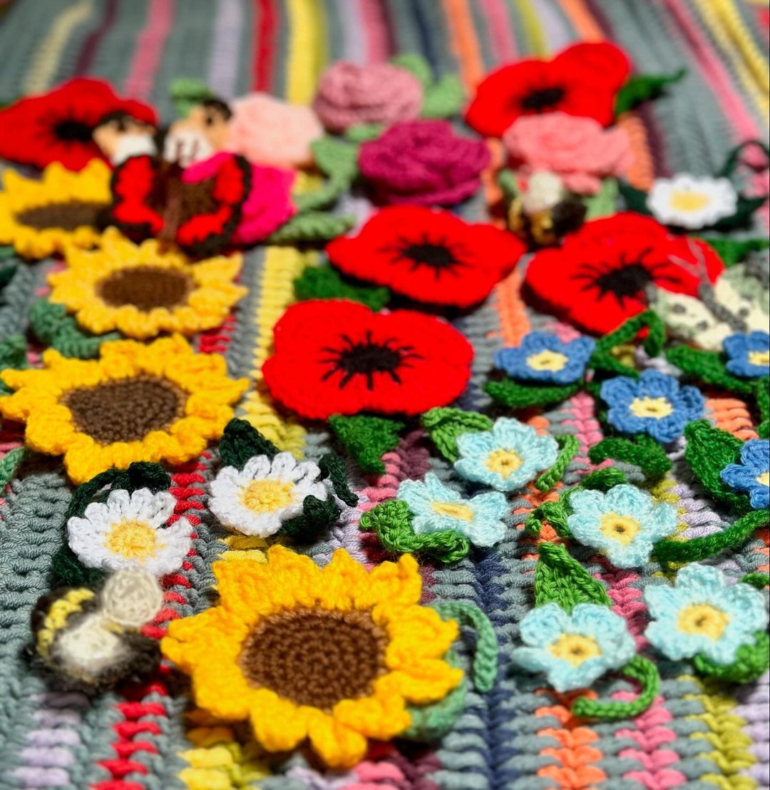 🌸🌻🌷It’s Yarndale Social tonight @SkiptonTownHall 6.30pm until 8pm. Come & join us with your latest project as we hook up & knit a few flowers. Huge thank you to Helen in Clitheroe for this beautiful collection of flowers.🌼🌹🌸 #Yarndale2024