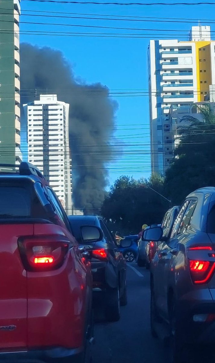 Ônibus Pedreira Lomas pega fogo na Trav. Angustura com a Duque de Caxias e via está bloqueada aguardando a chegada dos Bombeiros 🚒