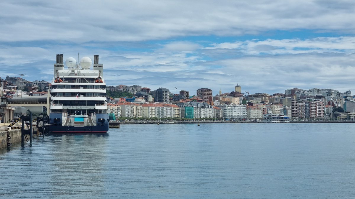 🛳️🏖️🌇🏕️#SantanderCruiseDeluxe participa en #CruiseEurope e invita a las principales #navieras de #cruceros a conocer #Cantabria Precisamente, esta mañana ha atracado en la Estación Marítima el Le Dumont d’Urville, de la naviera @ponant_cruceros ➡️ acortar.link/VY0c0l